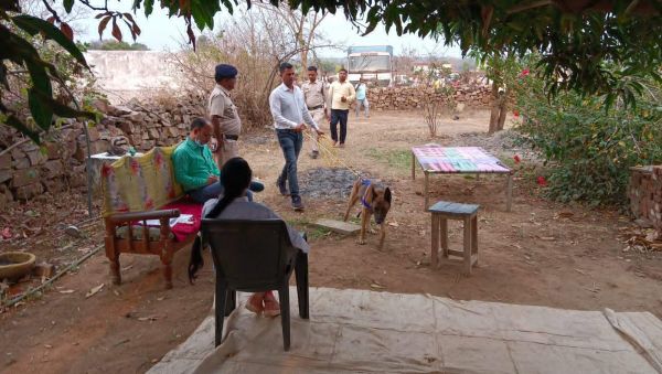 ड्राइवर के घर पहुंचा हेल्पर, शराब पीकर की गलत हरकतें  फोन पर सूचना पाकर पति पहुंचा, हो चुकी थी पत्नी की हत्या, नगदी भी गायब