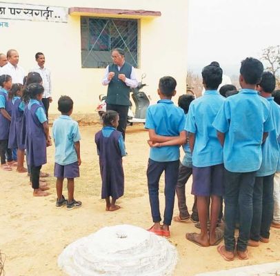 विद्यालय में बच्चों की कम उपस्थिति से कलेक्टर नाराज