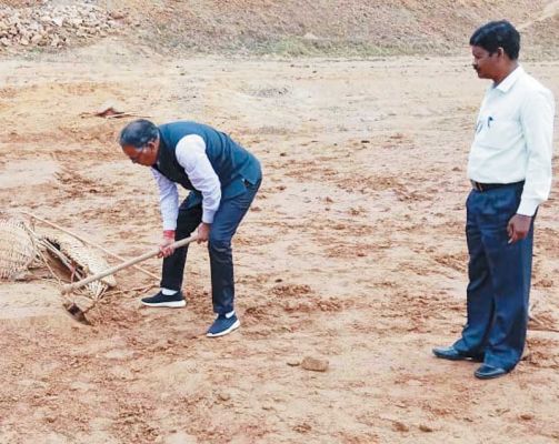 कलेक्टर ने मनरेगा से हो रहे निर्माण कार्यों में मिट्टी की कठोरता परखने चलाया फावड़ा