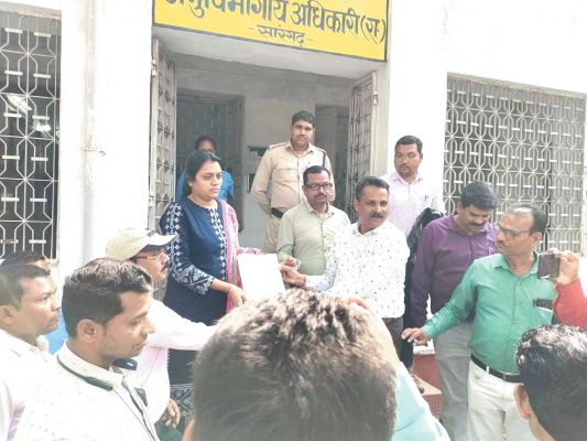 डीईओ पर अभद्र व्यवहार का आरोप, ज्ञापन