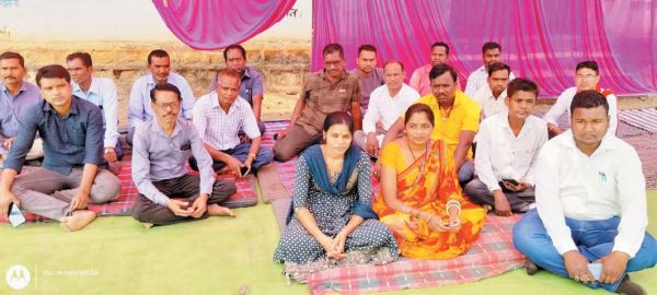 काम बंद कलम बंद अनिश्चितकालीन हड़ताल पर बैठे सचिव