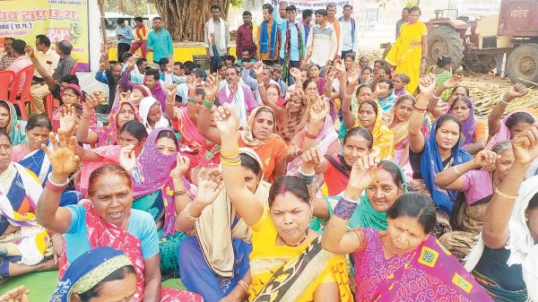 मांगों को ले रसोइए बेमुद्दत हड़ताल पर