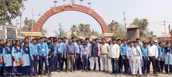स्कूली बच्चों ने किया शैक्षणिक भ्रमण