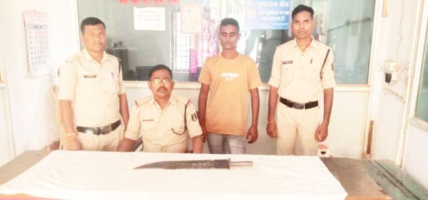 तलवार लेकर डराने वाला युवक गिरफ्तार