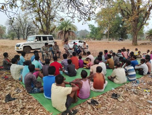 बचेली पुलिस की दुगेली में जन चौपाल, सुनीं ग्रामीणों की समस्याएं
