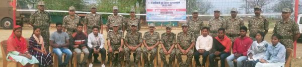 नक्सल प्रभावित इलाके से  आदिवासी युवा असम रवाना 