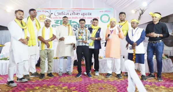 आदिम लोक नृत्य युवा महोत्सव में  माइक्रो आर्टिस्ट भानुप्रताप सम्मानित