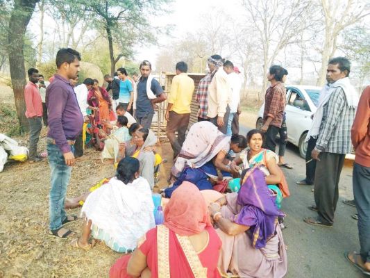 मध्यान्ह भोजन महिला रसोइयों से भरी  पिकअप पलटी, 16 घायल, 4 गंभीर