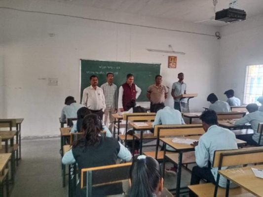 कॉलेज परीक्षाएं नियमित रूप से चल रही