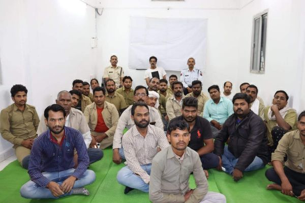 ऑटो चालकों को यातायात के नियमों को बताकर किया जागरूक  सरगुजा पुलिस ने ऑटो चालकों की ली बैठक