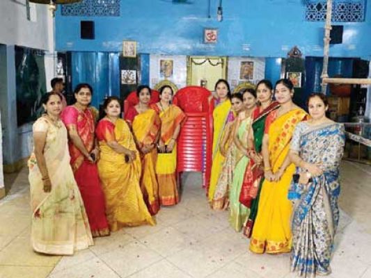 उमालिंगेश्वर मंदिर को 51 कुर्सियां भेंट की