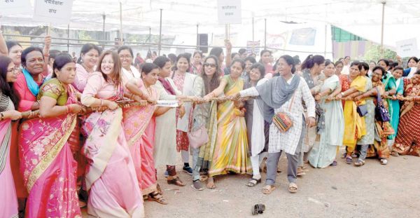  संचालक ने छुट्टी कैंसल की, महिला पर्यवेक्षक धरना प्रदर्शन कर रही