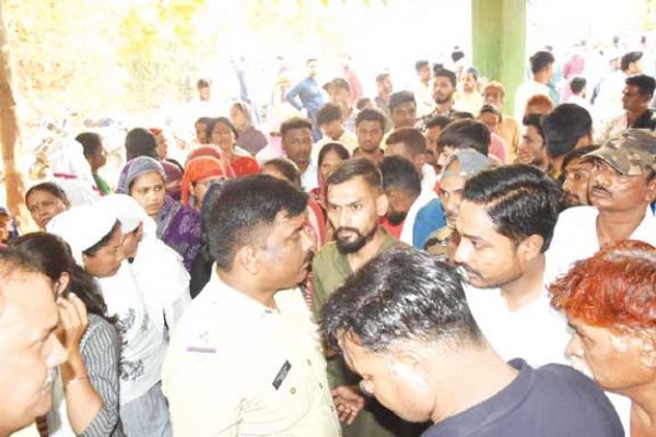 निष्पक्ष जांच की मांग को लेकर परिजनों ने किया थाने का घेराव