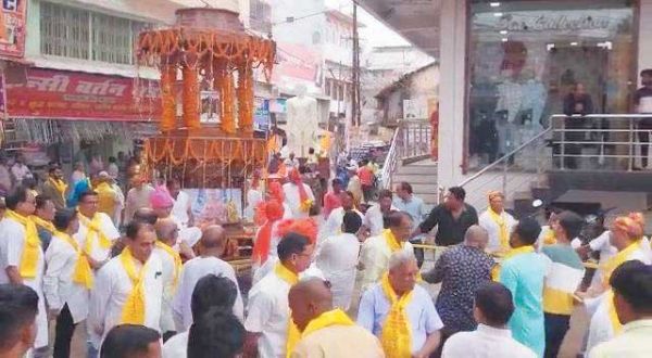 भगवान आदिनाथ कल्याण महोत्सव रथ खींचने उमड़े भक्त