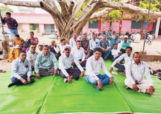 पंचायत सचिवों की बेमुद्दत हड़ताल, काम ठप