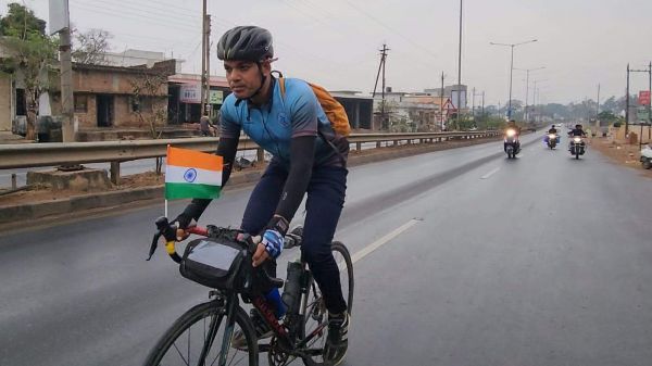 साइकिल से नशा मुक्ति का संदेश ले छत्तीसगढ़ यात्रा पर निकले शिक्षक संतोष पहुंचे कोण्डागांव