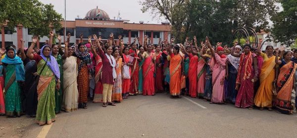 मेहनताना कम, बिहान समूह की महिलाओं ने खोला मोर्चा, 10 दिनों तक नहीं करेंगी काम