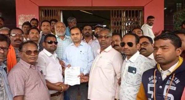 कलेक्टर से पिछड़ा वर्ग समाज के पदाधिकारी मिले, पट्टा देने रखी मांग, सौंपा ज्ञापन