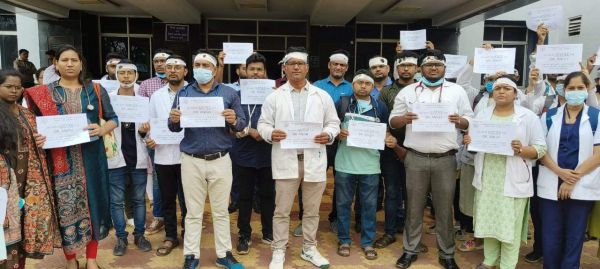 सिर पर पट्टी बांधकर डॉक्टरों ने किया विरोध प्रदर्शन, मांगी सुरक्षा