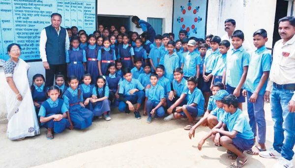 कलेक्टर ने बच्चों को बताया शिक्षा का महत्व