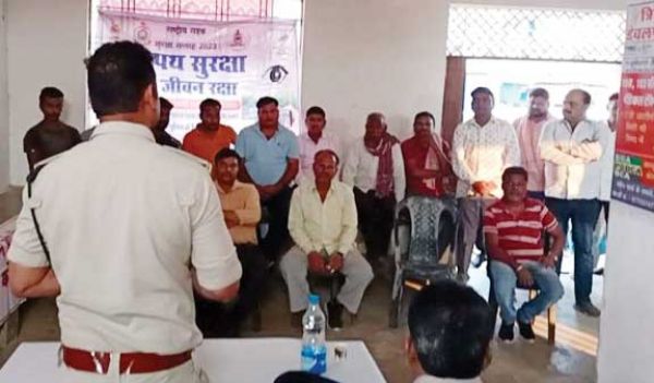 प्रतीक्षा बस स्टैंड में पुलिस ने लगाया चलित थाना