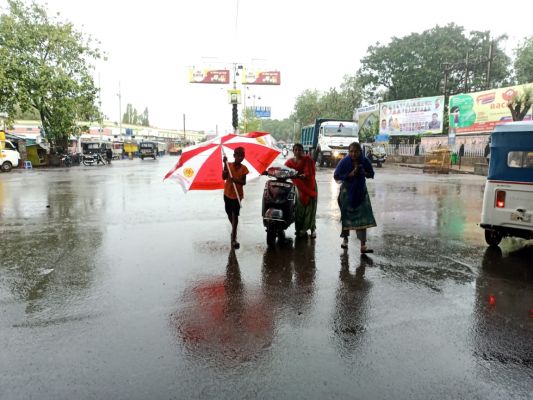 घंटेभर की तेज बारिश के बाद दिनभर छाए रहे बादल
