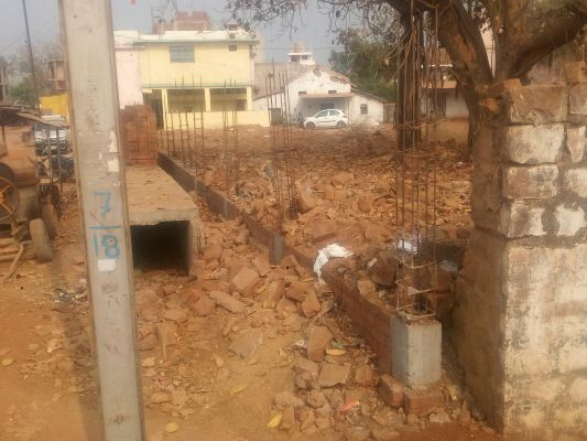 जेसीबी ने तोड़ दी विपणन सहकारी समिति की बाउंड्रीवॉल