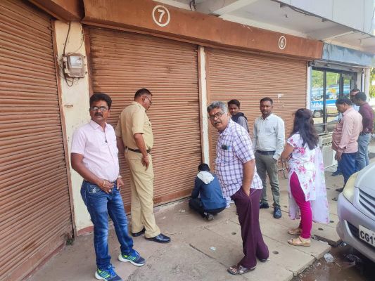 प्रतीक्षा बस स्टैंड की 4 दुकानों में निगम ने जड़ा ताला