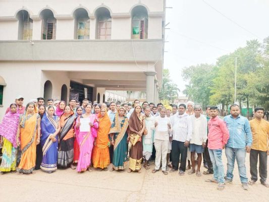 अभयारण्य संघर्ष समिति ने किया कलेक्टोरेट  में प्रदर्शन, मांग रहे बुनियादी सुविधाएं