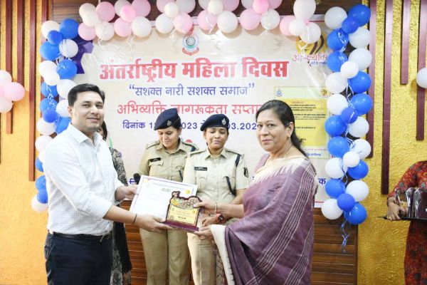 वूमेंस-डे पर एसपी ने किया स्त्री रोग विशेषज्ञ डॉ. साजिदा का सम्मान