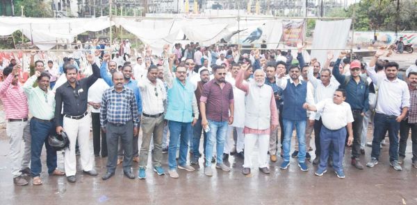 अंधड़, बारिश के बावजूद धरने पर रहे फेडरेशन के कर्मचारी