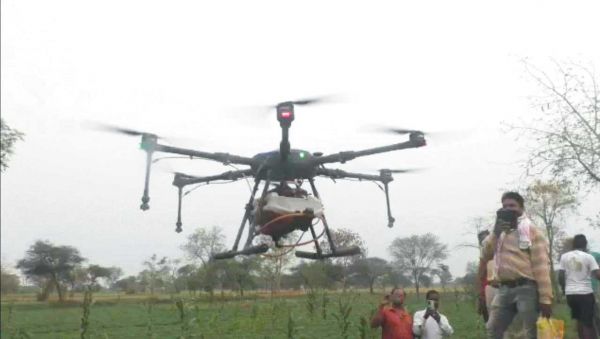 ड्रोन से फसलों में कीटनाशक का छिडक़ाव करना सीख रहे किसान