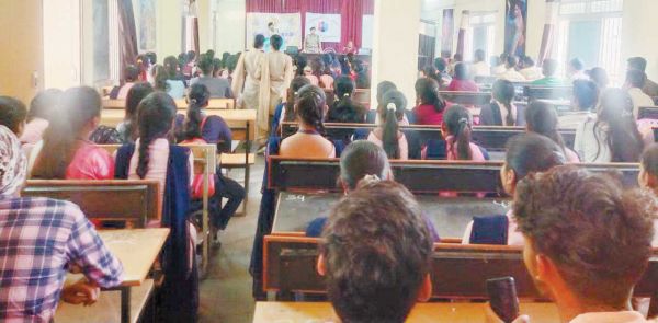 डिग्री कॉलेज के छात्रों को बताई गई अभिव्यक्ति ऐप की विशेषताएं