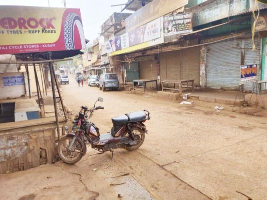 बंद रही दुकानें, व्यापारियों व नगरवासियों ने निकाला मौन जुलूस