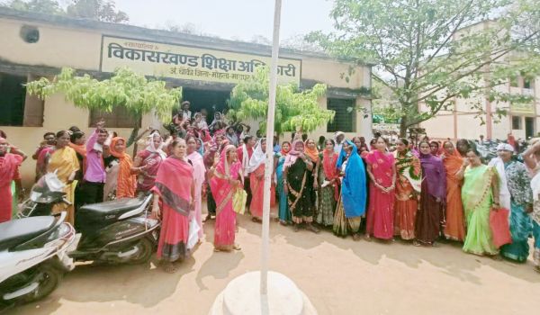 रसोईयोंं की बेमियादी हड़ताल से स्कूलों में मध्यान्ह भोजन संचालन पटरी से उतरा