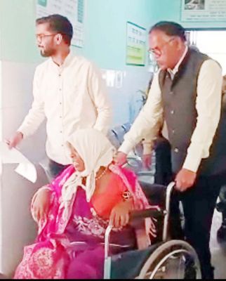 महिला मरीज को व्हीलचेयर पर बिठाकर वार्ड में भर्ती कराया