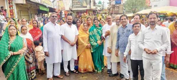 कुरुद में निकली माता कर्मा की कलश यात्रा, नेताओं ने किया स्वागत