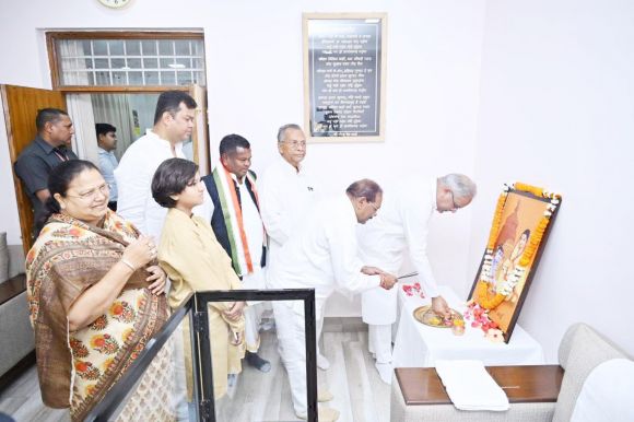 मुख्यमंत्री निवास में लोकगायिका आरू साहू ने भक्त माता कर्मा की जयंती पर किया नमन