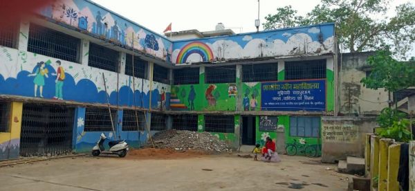 7-8 कमरों के भवन में एक कालेज,तीन स्कूल और...!