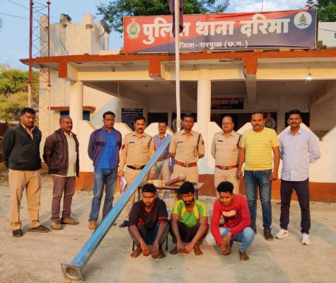 दरिमा एयरपोर्ट से स्ट्रीट लाइट खंभा चोरी में 2 मजदूर सहित 3 गिरफ्तार