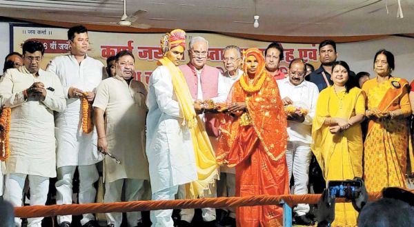 कर्मा जयंती सप्ताह समरोह एवं प्रदेश स्तरीय सामूहिक आदर्श विवाह में शामिल हुए मुख्यमंत्री