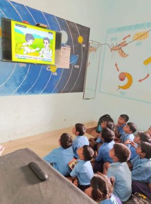 स्मार्ट टीवी का कमाल, बच्चे बेधडक़ गा रहे बन्दर मामा और हाथी राजा के गीत                     