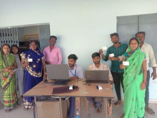 आयुष्मान कार्ड बनवाने गांव-गांव में लगाया जा रहा शिविर