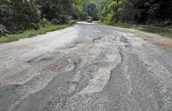 भारी वाहनों से सडक़ हो रही खराब, अफसर मौन
