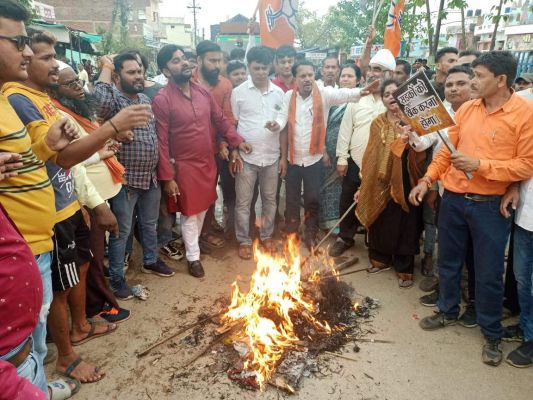 बुनियादी सुविधाओं को लेकर भाजपा पार्षदों ने मेयर का फूंका पुतला