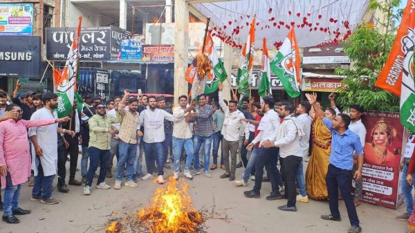 लापता का आरोप लगाते कांग्रेस ने रमन का फूंका पुतला
