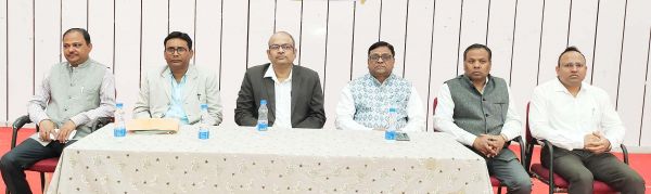 विधि विभाग के इंटर्नशिप पूर्ण करने वाले विद्यार्थियों को प्रमाण-पत्र देकर किया सम्मानित