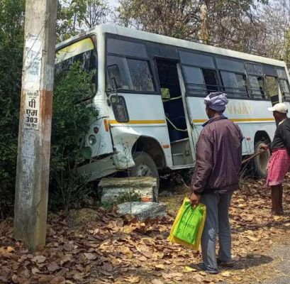 बेकाबू बस खंभे से टकराई, 6 घायल