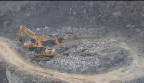 लुंड्रा के चंगोरी में ब्लास्टिंग, ग्रामवासी सहमे