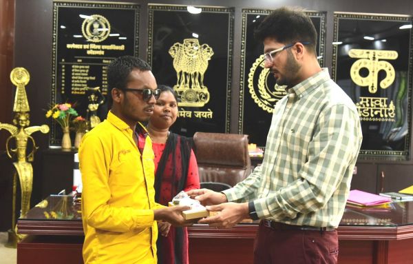 कलेक्टर ने दिव्यांग छात्र को दी विशेष फीचरयुक्त मोबाईल